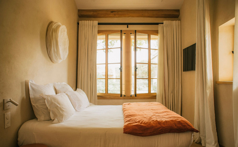 Entre vignes et oliviers, le Domaine de Panéry vous ouvre les portes d’un hôtel intimiste, propice au repos, à l’inspiration et à la déconnexion.