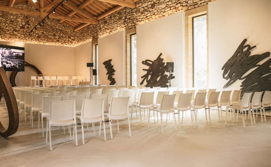 Au cœur d'un environnement naturel préservé, le Domaine offre un cadre inspirant et serein pour imaginer, créer, fédérer.