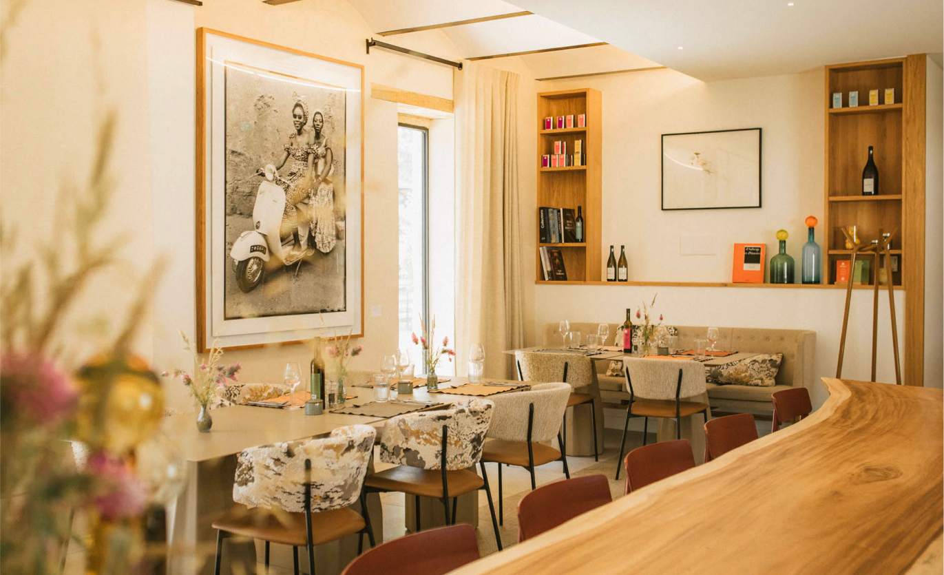 salle de restaurant intérieure au domaine de panéry. Cuisine du marché et de saison, produits frais. Gard, à 12 minutes d'Uzès